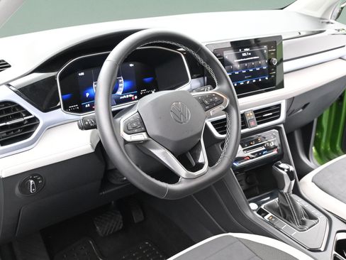 Used 2025 Volkswagen Taos SE FWD image 12