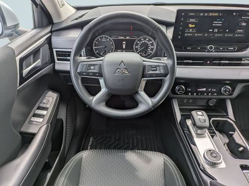 Used 2025 Mitsubishi Outlander ES FWD image 16