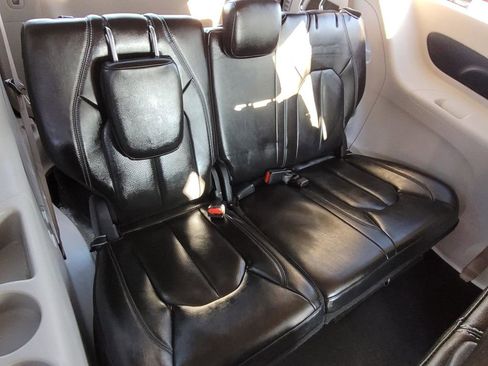 Used 2023 Chrysler Pacifica Touring-L image 13