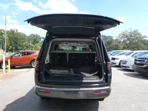 Used 2022 Jeep Wagoneer Series III w/ Premium Group I AWD/4WD image 7
