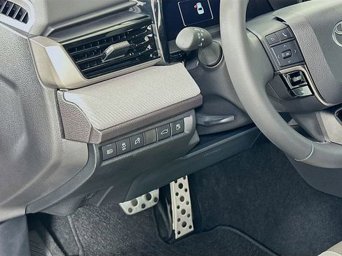 Used 2025 Toyota Camry SE image 10