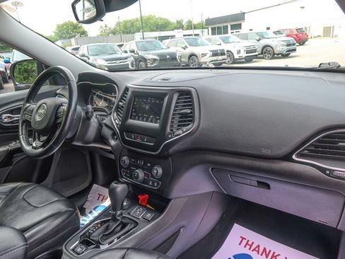 Used 2021 Jeep Cherokee Latitude Plus AWD/4WD image 17