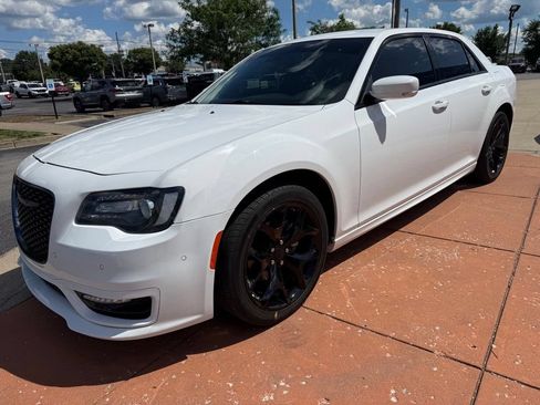 Used 2022 Chrysler 300 Touring L w/ Safetytec Plus Group RWD image 2