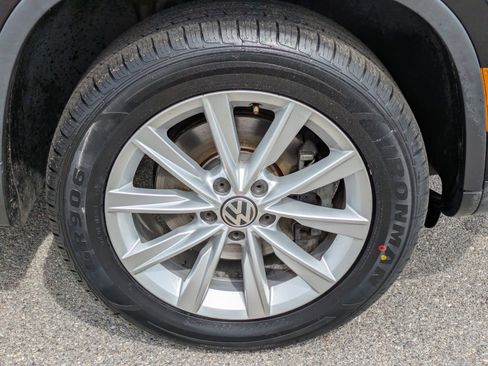 Used 2017 Volkswagen Tiguan S image 9
