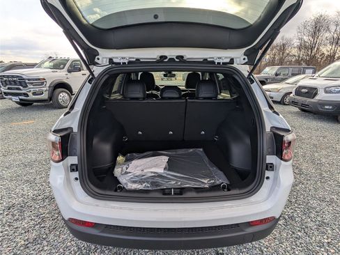 New 2026 Jeep Compass Latitude image 8