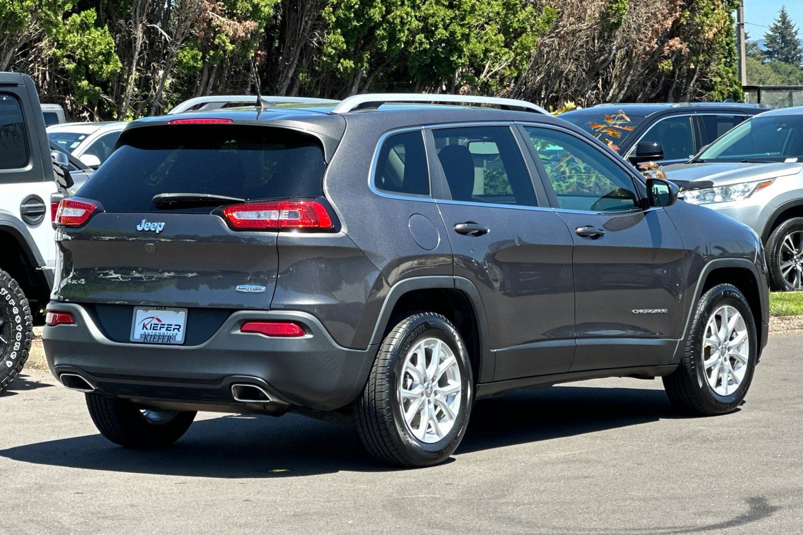 Used 2018 Jeep Cherokee Latitude Plus w/ Comfort/Convenience Group AWD/4WD image 39