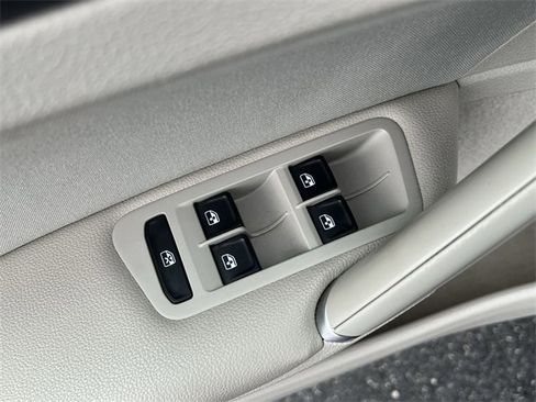 Used 2016 Volkswagen Golf S image 23