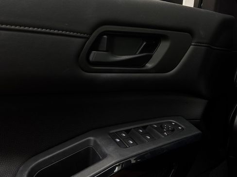 Used 2025 Nissan Pathfinder SV FWD image 22