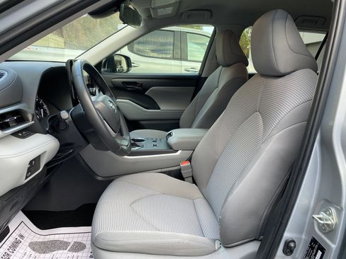 Used 2024 Toyota Highlander LE image 16