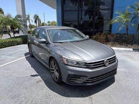 Used 2018 Volkswagen Passat 2.0T R-Line w/ R-Line Lighting Package FWD image 2