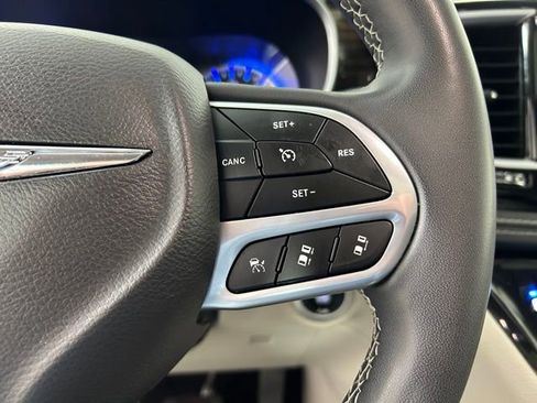 Used 2022 Chrysler Pacifica Limited FWD image 27