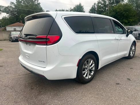 Used 2026 Chrysler Pacifica Limited FWD image 5