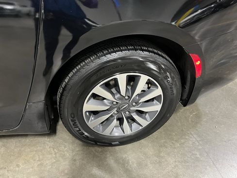 Used 2024 Chrysler Pacifica Select image 25