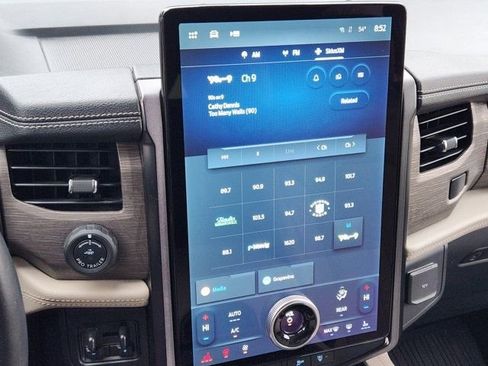 Used 2023 Ford Expedition Limited image 5