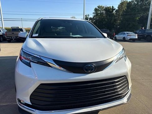 Used 2021 Toyota Sienna XLE AWD/4WD image 11