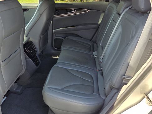 Used 2021 Lincoln Nautilus Reserve image 4