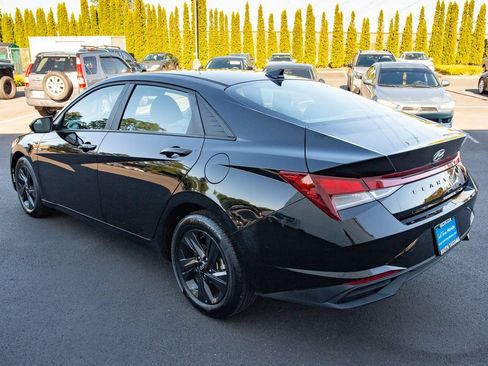 Used 2022 Hyundai Elantra SEL w/ Convenience Package FWD image 9