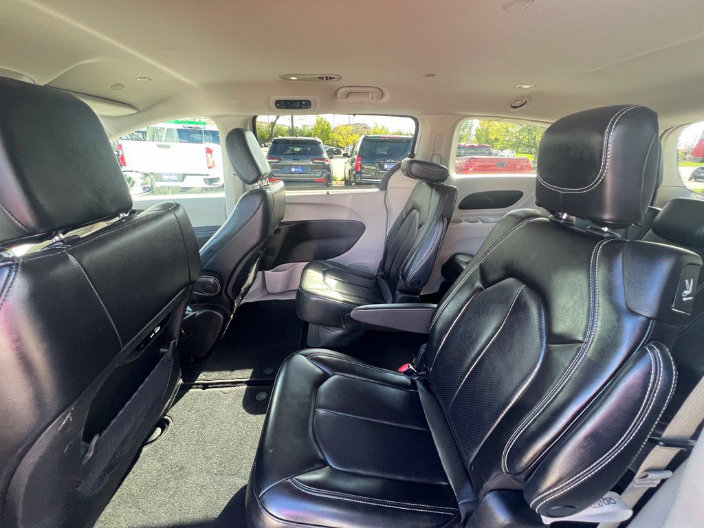 Used 2023 Chrysler Pacifica Touring-L FWD image 19