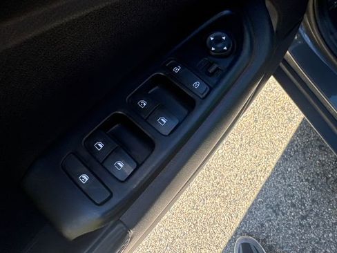 Used 2024 Hyundai Venue Limited image 25