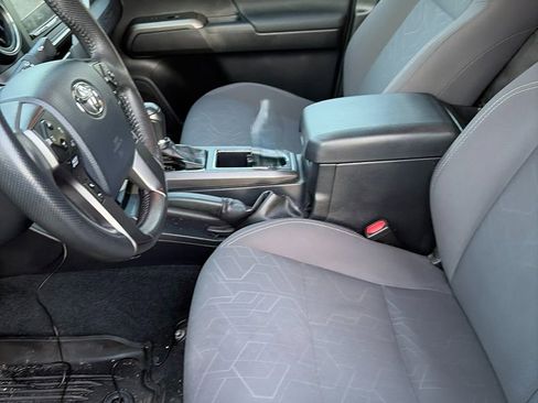 Used 2018 Toyota Tacoma TRD Off-Road w/ Technology Package image 5