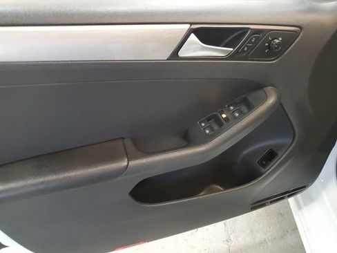 Used 2017 Volkswagen Jetta S w/ Jetta S Cold Weather Package FWD image 10
