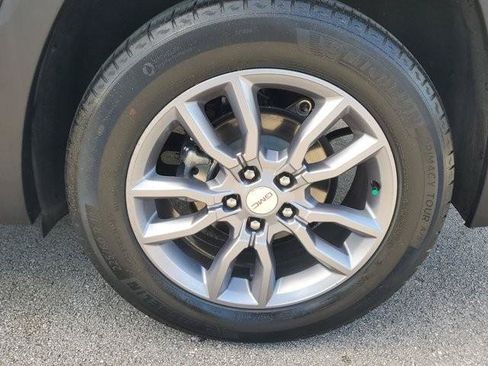Used 2022 GMC Terrain SLT w/ Tech Package FWD image 9