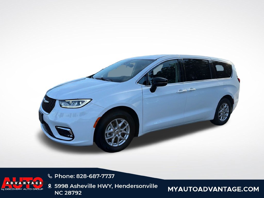 Used 2024 Chrysler Pacifica Touring-L FWD image 7