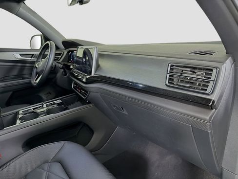 Used 2025 Volkswagen Atlas Cross Sport SE image 33