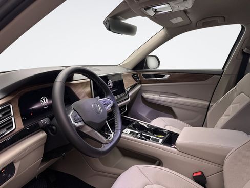 Used 2025 Volkswagen Atlas SE image 9