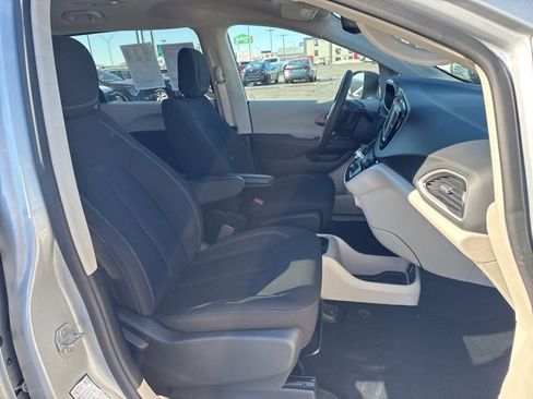 Used 2024 Chrysler Voyager LX image 20