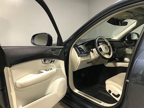 Used 2020 Volvo XC90 T5 Momentum w/ Protection Package Premier FWD image 9