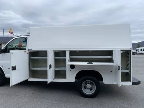 Used 2018 Chevrolet Express 3500 w/ Driver Convenience Package RWD image 28