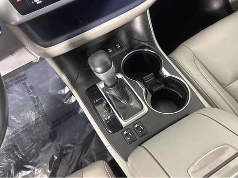 Used 2019 Toyota Highlander XLE image 33