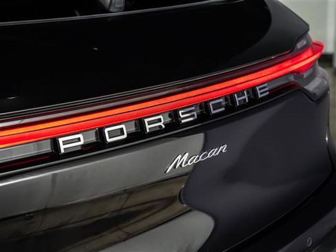 Certified 2025 Porsche Macan image 31