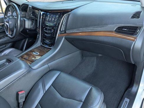Used 2017 Cadillac Escalade ESV Luxury image 27