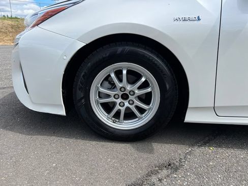 Used 2017 Toyota Prius Four w/ Premium Convenience Package FWD image 28