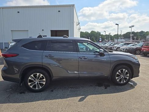 Used 2020 Toyota Highlander XLE AWD/4WD image 9