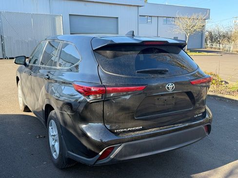 Used 2023 Toyota Highlander LE image 3