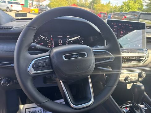 Used 2025 Jeep Compass Latitude w/ Convenience Group AWD/4WD image 15