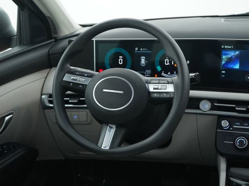 Certified 2025 Hyundai Tucson SE image 14