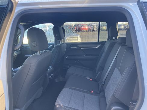 Used 2025 GMC Acadia Elevation image 17