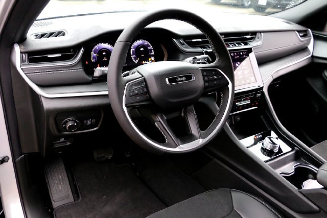 New 2025 Jeep Grand Cherokee Altitude RWD image 8