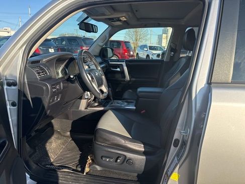 Used 2017 Toyota 4Runner SR5 Premium image 10