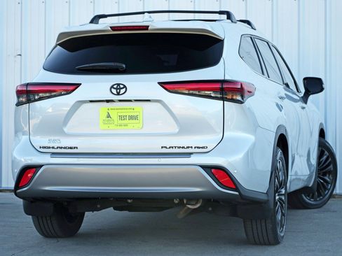 Used 2022 Toyota Highlander Platinum image 4