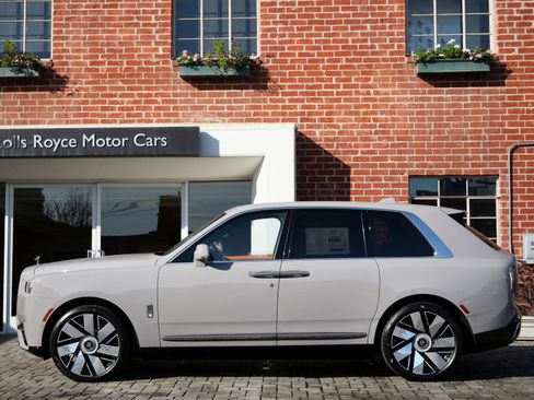 Used 2025 Rolls-Royce Cullinan AWD/4WD image 3
