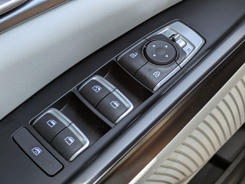 Certified 2022 Kia Carnival LX FWD image 18