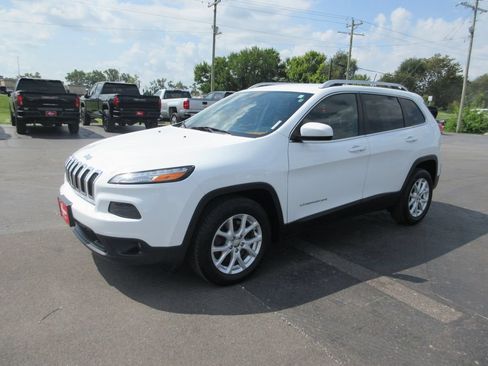 Used 2015 Jeep Cherokee Latitude w/ Cold Weather Group FWD image 11