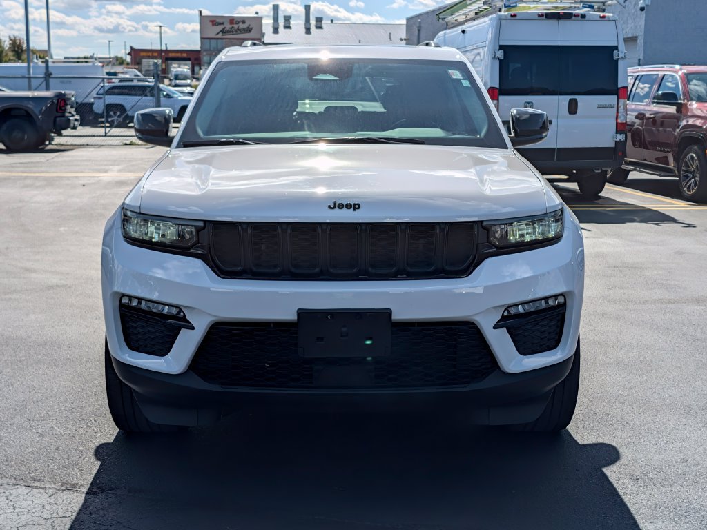 Used 2023 Jeep Grand Cherokee Limited w/ Black Appearance Package AWD/4WD image 2