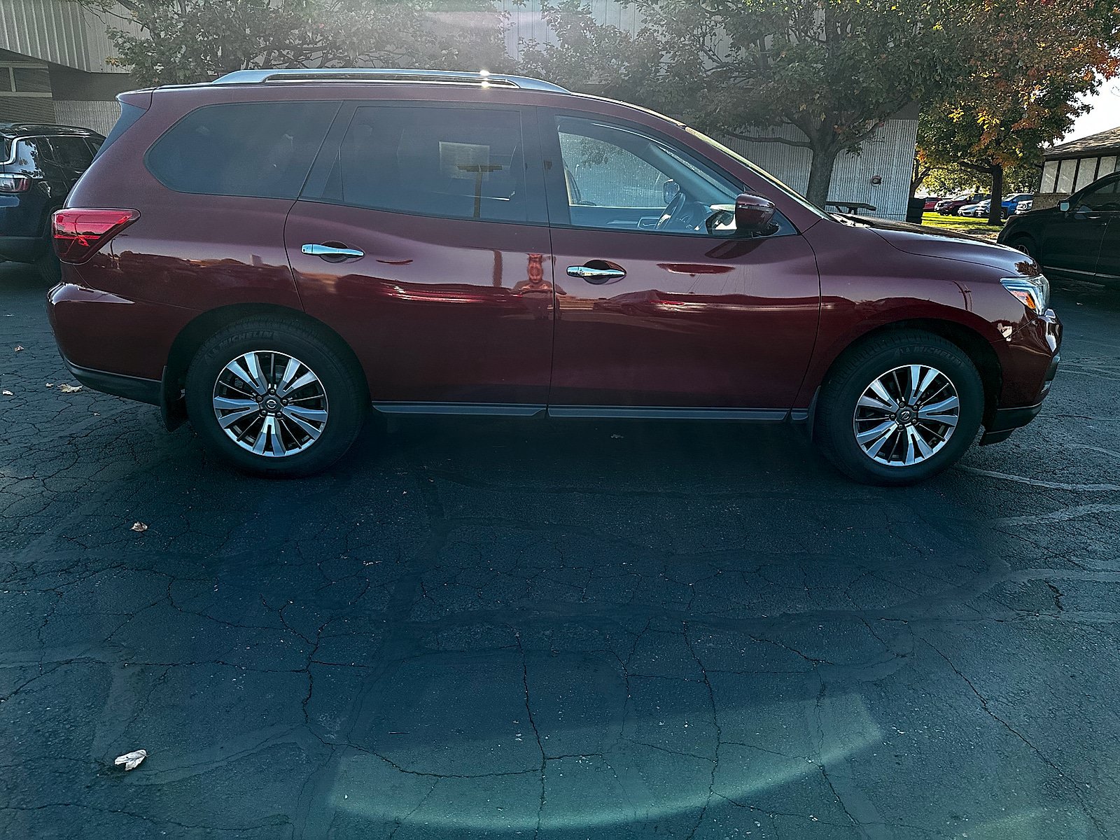 Used 2020 Nissan Pathfinder SV w/ Cargo Package AWD/4WD image 2