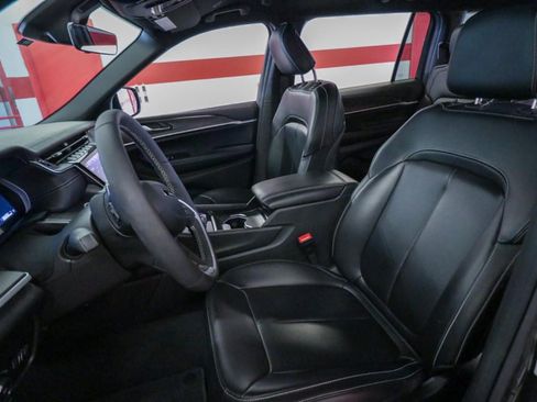 Used 2025 Jeep Grand Cherokee L Limited RWD image 11